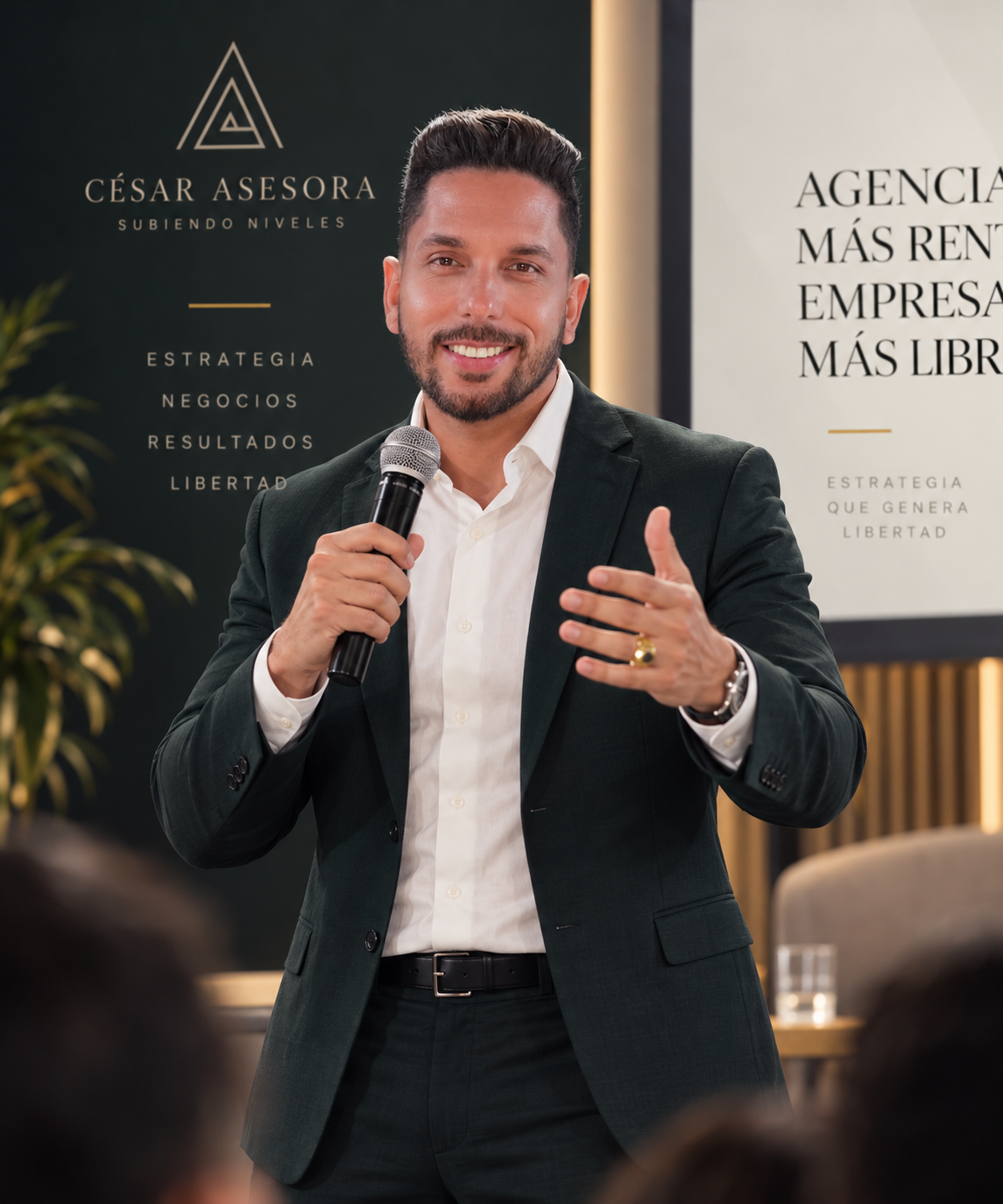 César Ramírez hablando en un evento de César Asesora